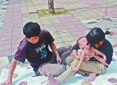 青島2男嬰被當(dāng)街脫光吹冷風(fēng)嗷嗷大哭 家長稱治腦癱
