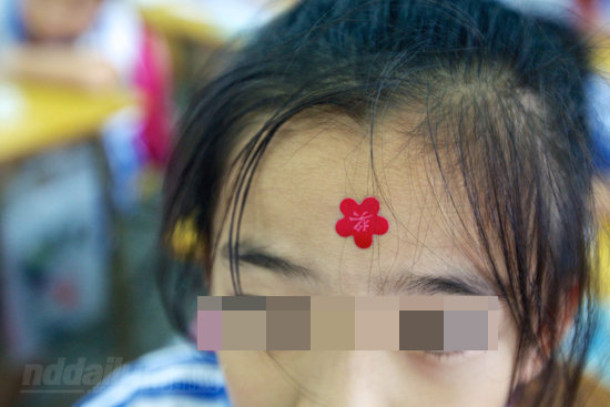 深圳：小學生表現(xiàn)不好 老師在其臉上蓋章