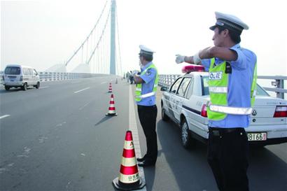 青島膠州灣大橋收費(fèi)站壓車超15輛簡化通行 隧道必要時全封閉