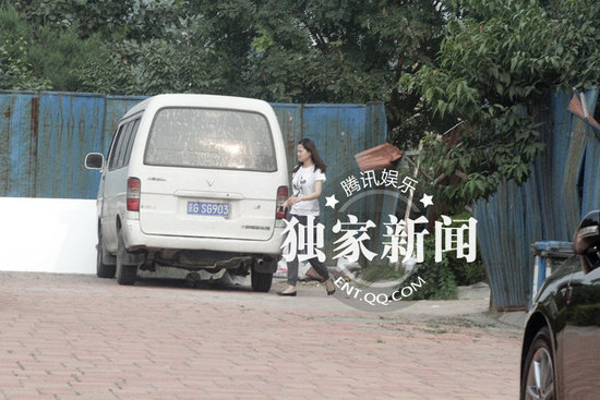 佟大為忙著赴酒宴攀關系 關悅素顏監(jiān)工裝修別墅變化大