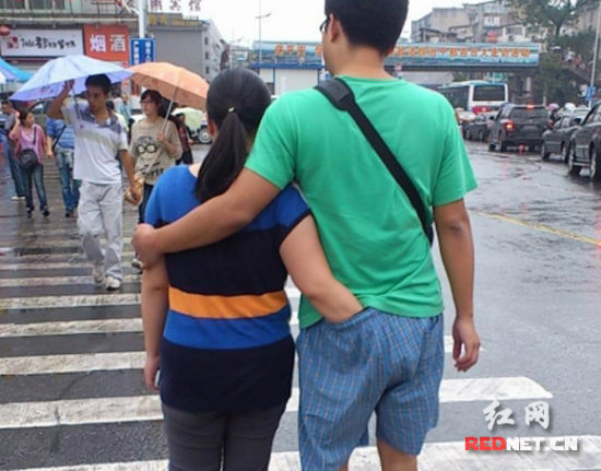 女生當街將手伸進男友褲內 網友吐槽衛(wèi)生棉歪了