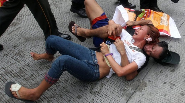 女生當街將手伸男友褲內 網友吐槽衛(wèi)生棉歪了