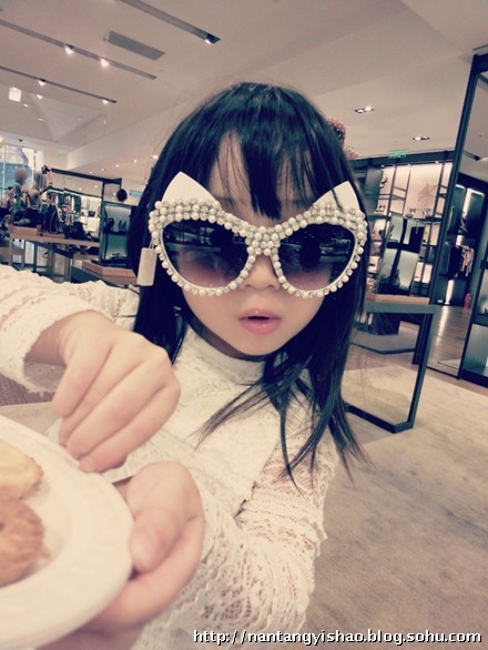 高曉松5歲女兒近照曝光 巨蛇纏脖搞怪可愛(ài)