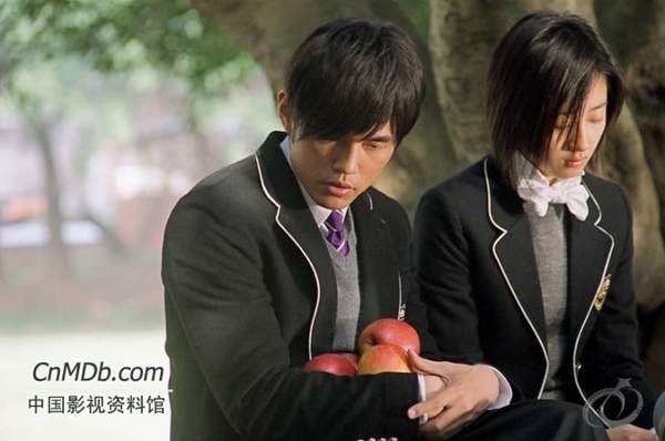 女星穿校服 風騷型就是不清純