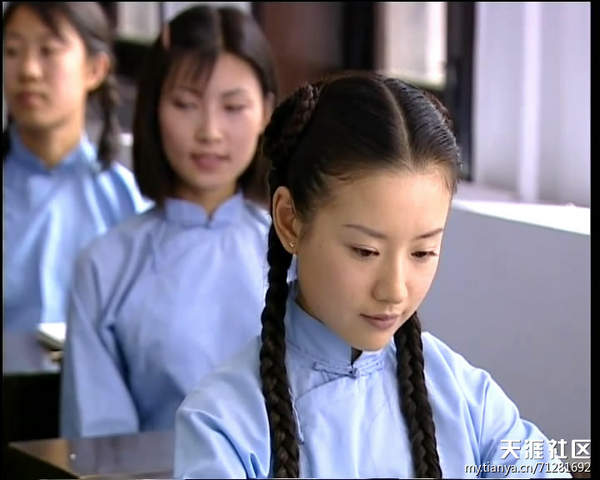 女星穿校服 風騷型就是不清純