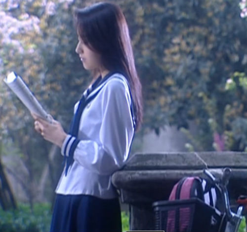 女星穿校服 風騷型就是不清純