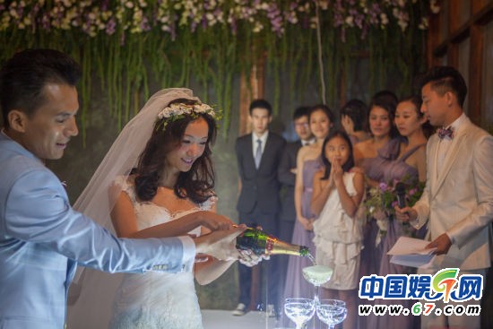 宋寧齊溪大婚大腕捧場 收成捆改口費(fèi)引驚呼 宋寧齊溪大婚大腕捧場 收成捆改口費(fèi)引驚呼