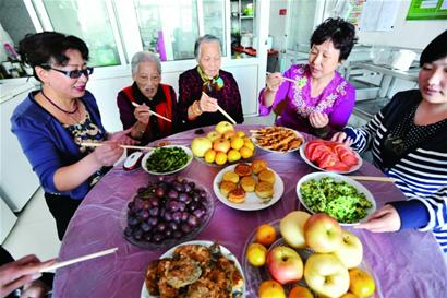 老人住養(yǎng)老院上癮中秋不回家 兒女養(yǎng)老院擺團員飯