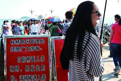 青島景區(qū)排隊(duì)大軍密布 車龍龜行見(jiàn)首不見(jiàn)尾
