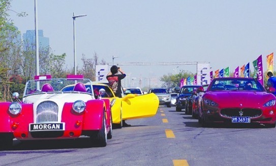 全國(guó)豪車聚青島狂玩漂移 輪胎瞬間200℃彌漫燒焦味 全國(guó)豪車聚青島狂玩漂移 輪胎瞬間200℃彌漫燒焦味