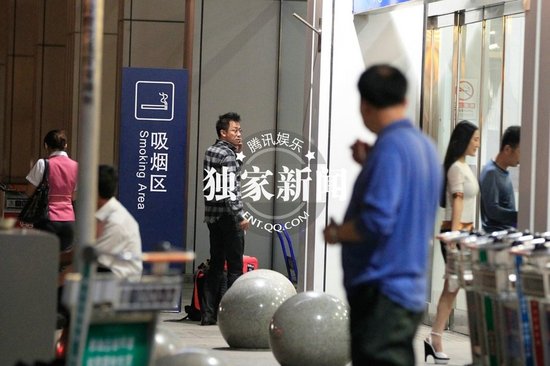 王學(xué)兵攜新歡小女友公開秀甜蜜