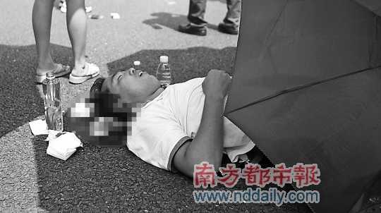 9月16日，失去意識(shí)的鄭軍波躺臥在地上。