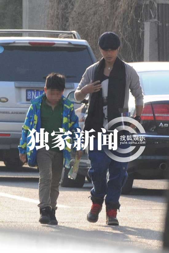 陳坤曬兒子訓(xùn)狗照 9歲優(yōu)優(yōu)側(cè)臉輪廓帥過老爸