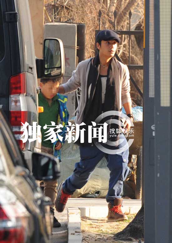 陳坤曬兒子訓(xùn)狗照 9歲優(yōu)優(yōu)側(cè)臉輪廓帥過老爸