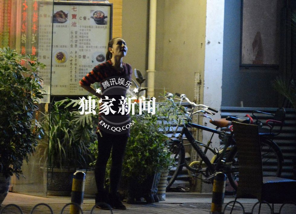 孫寧與友吃飯出門(mén)摳嘴不雅 獨(dú)自望星顯惆悵