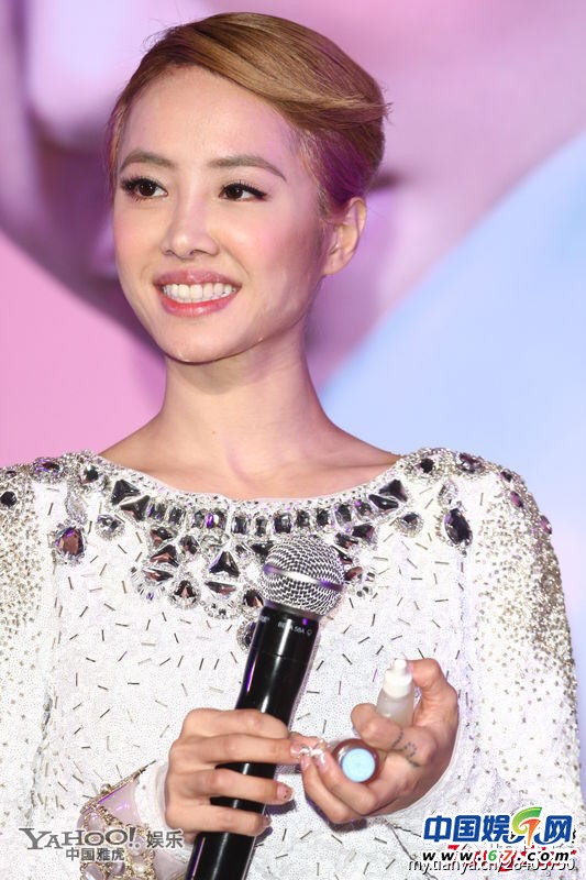 女星保養(yǎng)過(guò)度臉部僵硬似假人