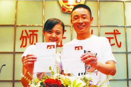 婚姻登記處,前來登記的新人扎堆。 婚姻登記處,前來登記的新人扎堆。