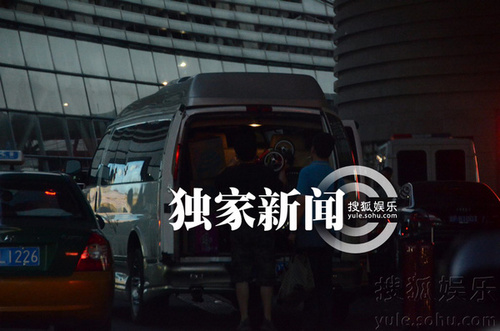 趙薇愛(ài)女小四月坐火車(chē)返京 獲豪華房車(chē)接站