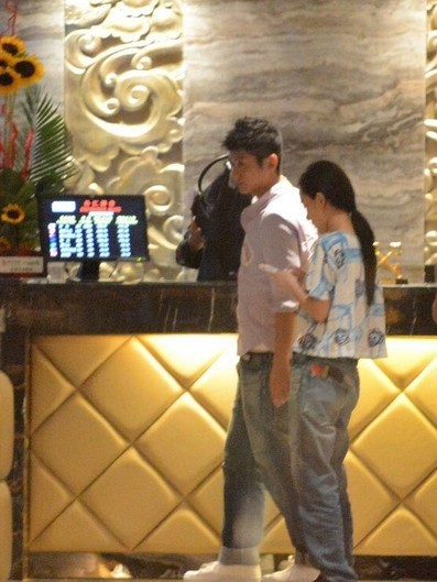 霍思燕深夜與男友開房唱歌 當街坐大腿秀甜蜜