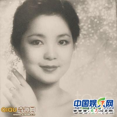 鄧麗君罕見(jiàn)私房照曝光 跳舞秀美腿下廚超清純