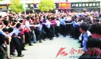 高三女生街頭遭割頸 嫌犯指認(rèn)現(xiàn)場(chǎng)遭千人追打