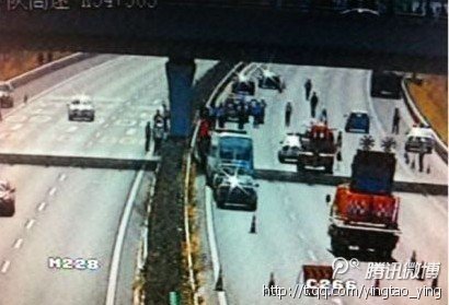 滬陜高速崇啟大橋一轎車沖向養(yǎng)護工人 致5死3傷