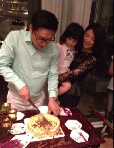 李湘曬女兒慶生照 王詩齡穿公主裙嘟嘴切蛋糕
