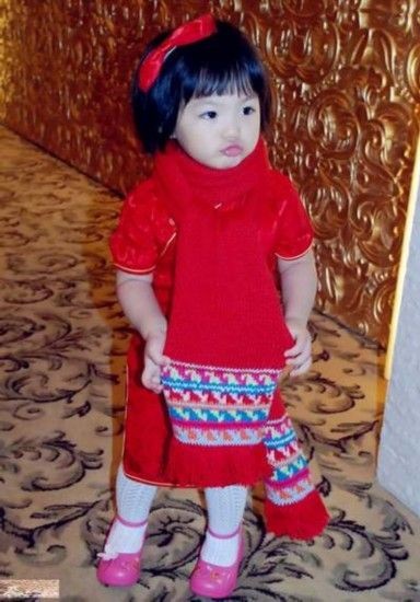 李湘曬女兒慶生照 王詩(shī)齡穿公主裙嘟嘴切蛋糕