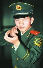 10月15日，武警廣元支隊(duì)狙擊手杜峰峰講述擊斃歹徒時(shí)的場(chǎng)景。