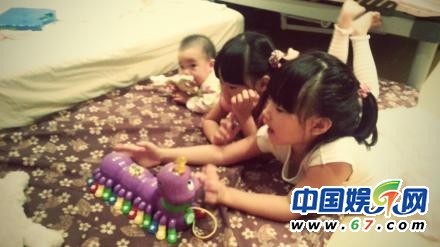 小S曬三個(gè)女兒可愛(ài)床頭照