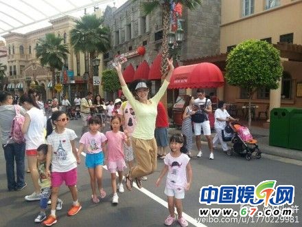 小S曬三個(gè)女兒可愛床頭照