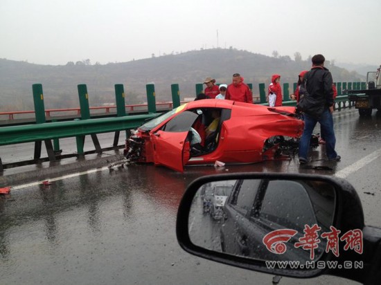 法拉利車隊(duì)包茂高速追尾 兩車散架司機(jī)被夾車內(nèi)