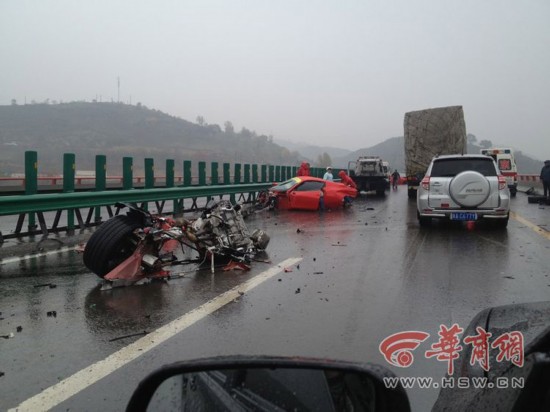 法拉利車隊(duì)包茂高速追尾 兩車散架司機(jī)被夾車內(nèi)