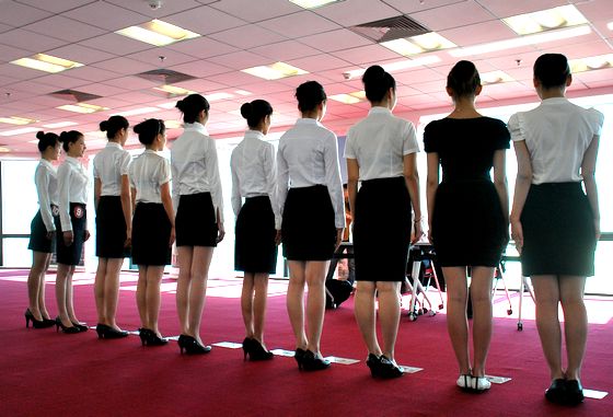 青島三百美女今天應(yīng)聘海航空姐 競爭格外慘烈