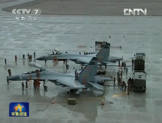空軍新型飛機(jī)雨中飛行訓(xùn)練照曝光 隊列整齊震撼