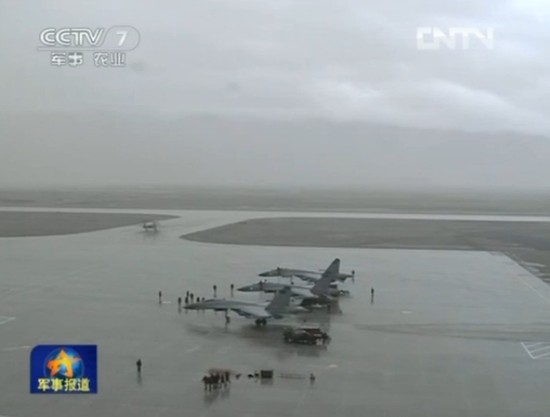 空軍新型飛機雨中飛行訓練照曝光 隊列整齊震撼