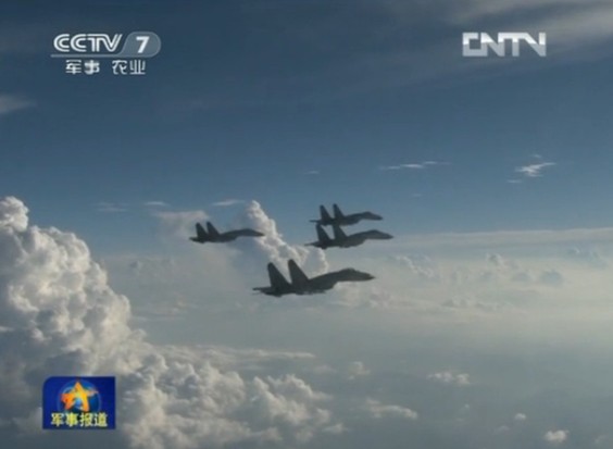 空軍新型飛機雨中飛行訓(xùn)練照曝光 隊列整齊震撼