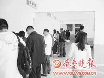 車管所內(nèi)學(xué)員體檢也要排隊(duì)?！≮w波　攝