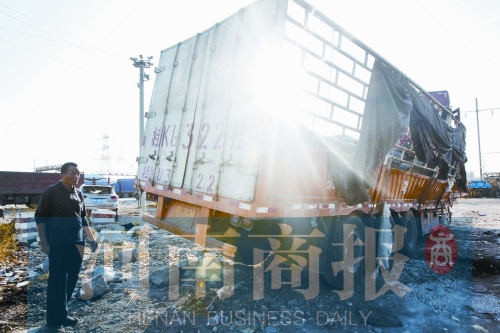 　停車場(chǎng)里，李秋先圍他的貨車查看。在他看來，3.8萬(wàn)元施救費(fèi)“高得離譜”