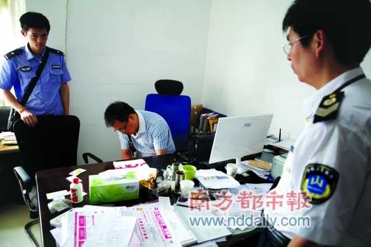 10月16日，工作人員在現(xiàn)場(chǎng)取證。 