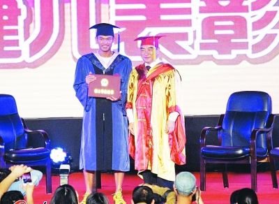 林丹獲碩士學(xué)位
