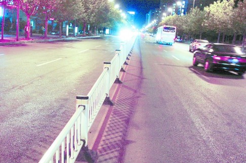 南京路中間的護欄，對阻止亂穿馬路、車輛亂掉頭起了一定作用。
