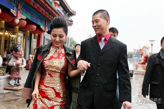 趙本山弟子王小虎補辦婚禮 結(jié)婚12年后激情擁吻