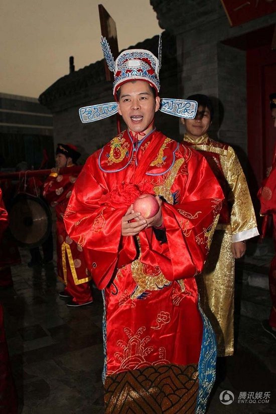 趙本山弟子王小虎補辦婚禮 結(jié)婚12年后激情擁吻