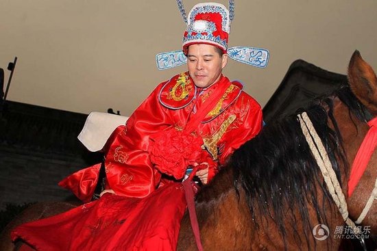 趙本山弟子王小虎補(bǔ)辦婚禮 結(jié)婚12年后激情擁吻