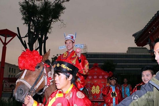 趙本山弟子王小虎補辦婚禮 結(jié)婚12年后激情擁吻