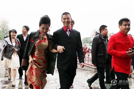 趙本山弟子王小虎補(bǔ)辦婚禮 結(jié)婚12年后激情擁吻