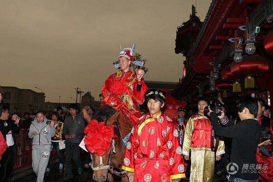 趙本山弟子王小虎補辦婚禮 結(jié)婚12年后激情擁吻