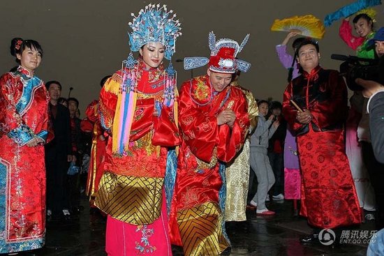趙本山弟子王小虎補辦婚禮 結(jié)婚12年后激情擁吻