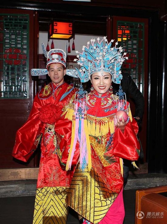 趙本山弟子王小虎補(bǔ)辦婚禮 結(jié)婚12年后激情擁吻